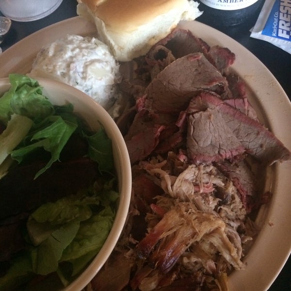 รูปภาพถ่ายที่ Whole Hog Cafe North Little Rock &amp; Catering โดย Andi R. เมื่อ 8/4/2015