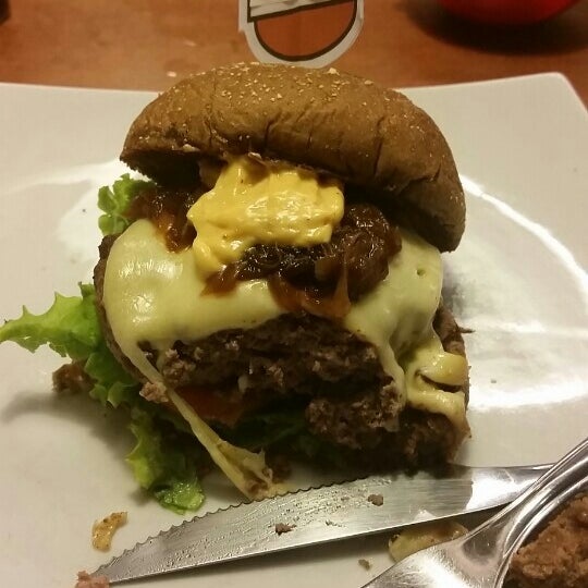 Foto diambil di My Burger oleh Douglas B. pada 5/15/2015
