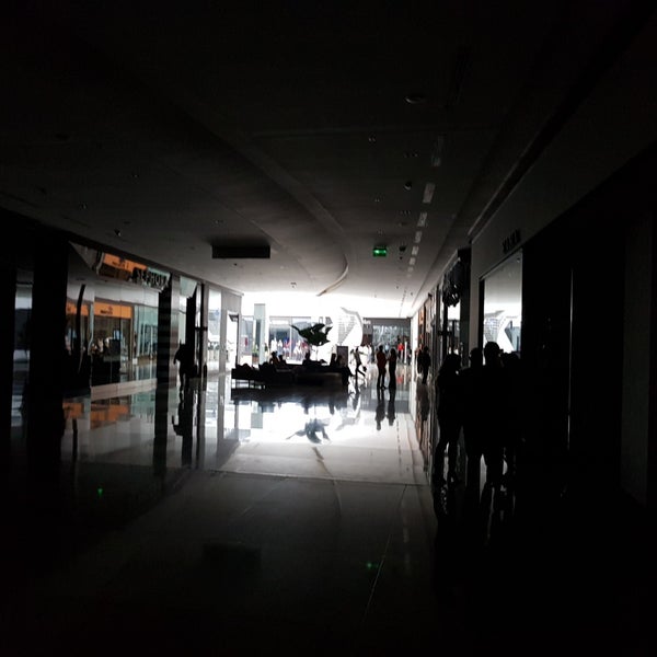 Acabou a luz do shopping e parece que não possui gerador!