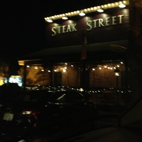 รูปภาพถ่ายที่ Steak Street โดย Casey W. เมื่อ 2/18/2013