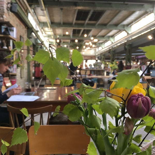 Foto tirada no(a) SIGNATURE store &amp; cafe por Kateřina K. em 4/21/2017