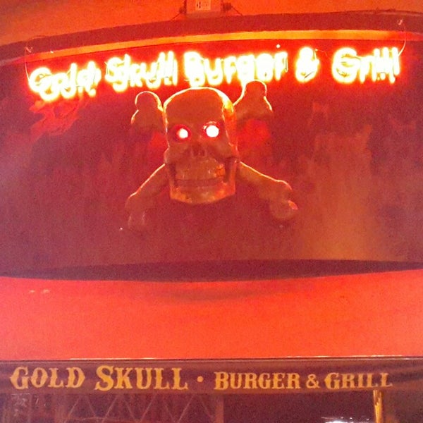 Photo taken at Gold Skull Burger &amp; Grill by Rafael P. on 1/26/2014