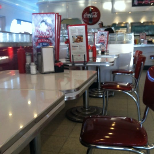 รูปภาพถ่ายที่ Ruby&#39;s Diner โดย Dan D. เมื่อ 12/23/2012