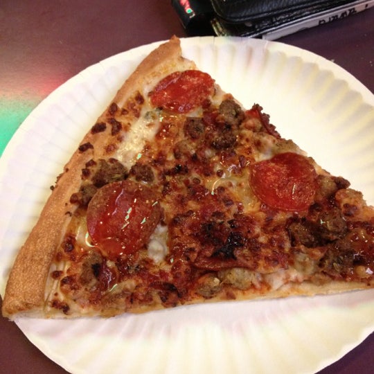 รูปภาพถ่ายที่ Joe&#39;s Pizza Buy the Slice โดย Kim L. เมื่อ 11/25/2012
