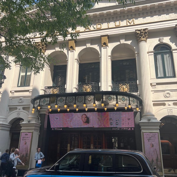 รูปภาพถ่ายที่ The London Palladium โดย Rob F. เมื่อ 4/23/2022