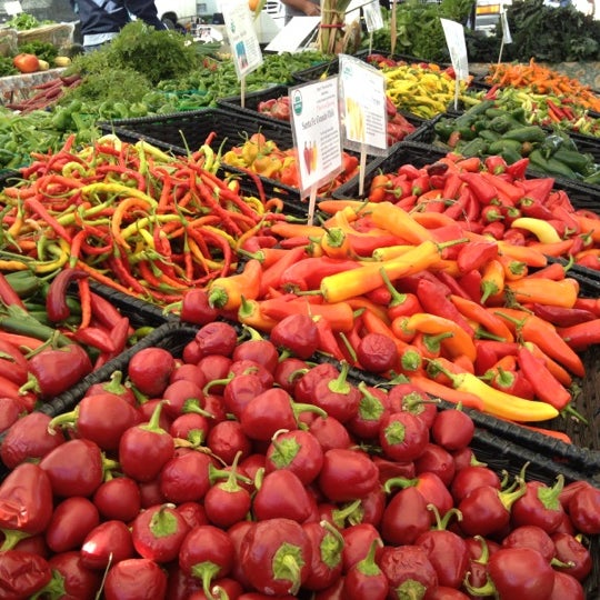 Das Foto wurde bei Santa Rosa&#39;s Farmers Market von Justin W. am 10/13/2012 aufgenommen