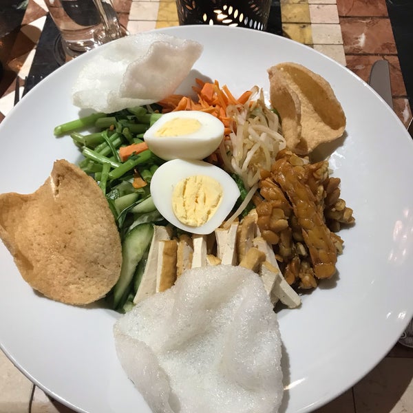 Foto diambil di Lagenda Malaysian &amp; Chinese Restaurant oleh Jake N. pada 1/29/2019