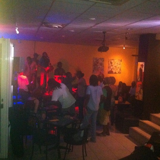 11/23/2012 tarihinde Pedro C.ziyaretçi tarafından Bar &amp; Bar'de çekilen fotoğraf
