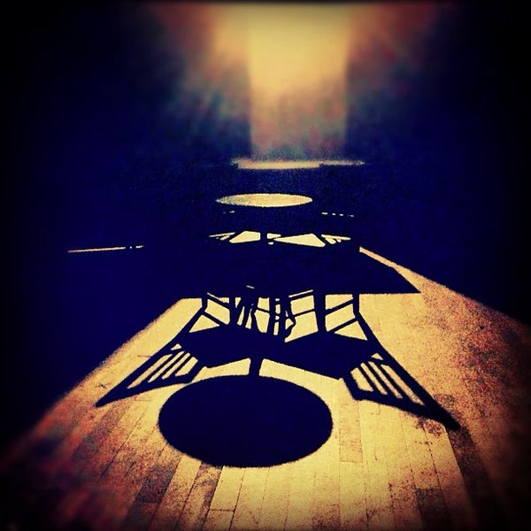 รูปภาพถ่ายที่ The Ensemble Studio Theatre โดย Chris B. เมื่อ 12/5/2012