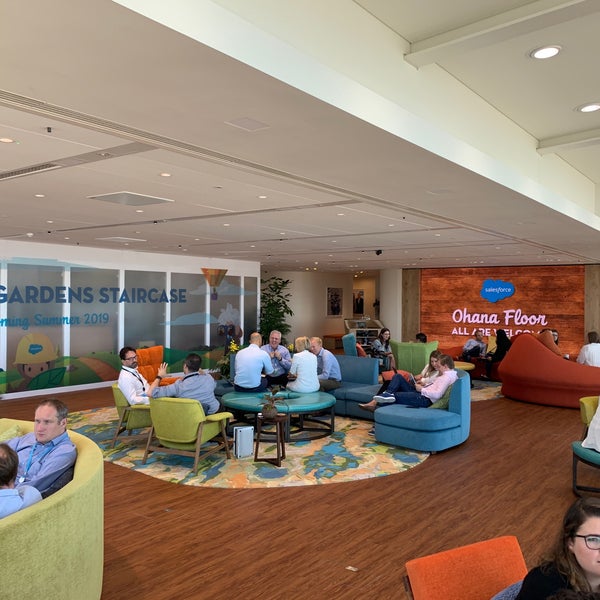 Das Foto wurde bei Salesforce Tower von Ivan am 5/21/2019 aufgenommen