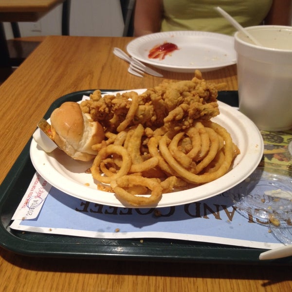 Foto diambil di Jake&#39;s Seafood Restaurant oleh Stan S. pada 5/2/2014