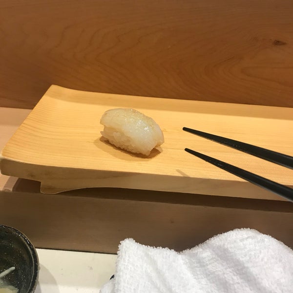 4/24/2018 tarihinde ブルーノziyaretçi tarafından Sushi Bar Yasuda'de çekilen fotoğraf