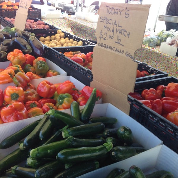 Foto scattata a Santa Rosa&#39;s Farmers Market da Natasha M. il 12/7/2013