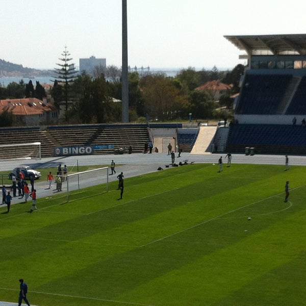 รูปภาพถ่ายที่ Estádio do Restelo โดย Mário Rui V. เมื่อ 4/24/2013