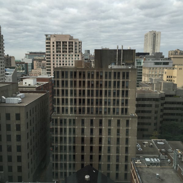 รูปภาพถ่ายที่ Residence Inn by Marriott Montreal Downtown โดย Ken เมื่อ 8/29/2015