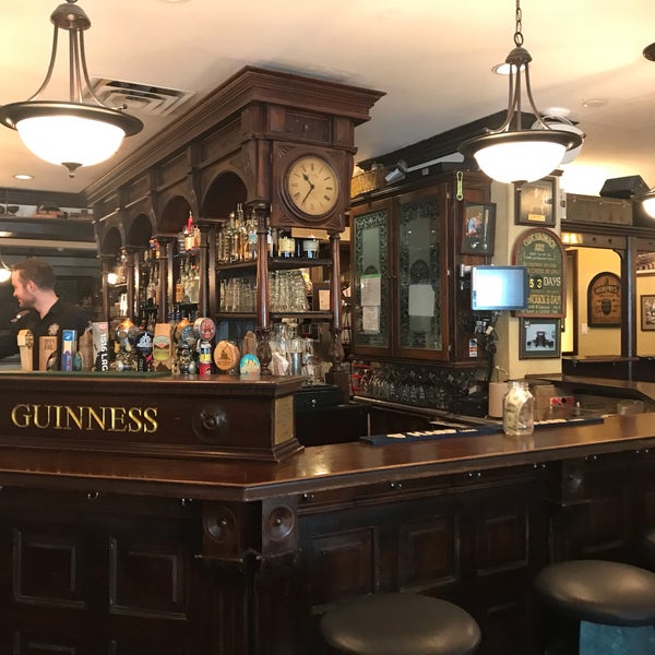 Photo taken at Dubh Linn Gate Irish Pub by Octavio O. on 10/14/2018
