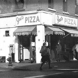 Foto scattata a Joe&#39;s Pizza da Joe&#39;s Pizza il 4/1/2015