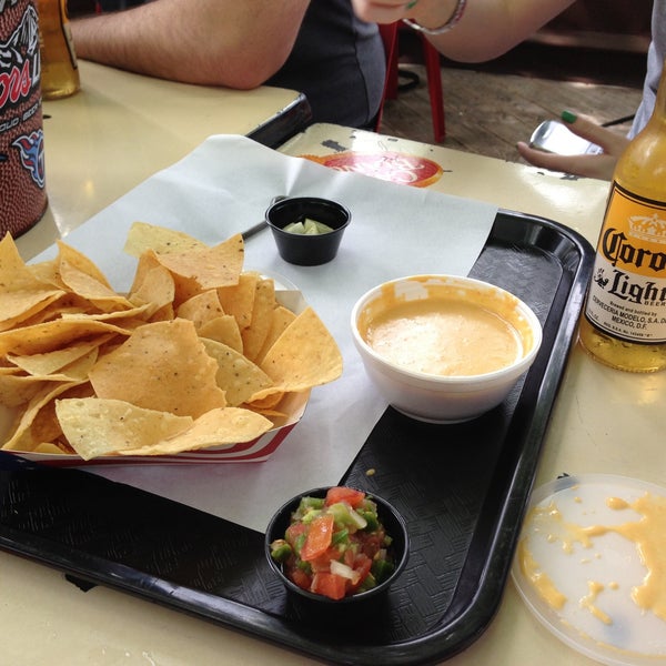 5/3/2013 tarihinde Mike P.ziyaretçi tarafından San Antonio Taco Co.'de çekilen fotoğraf