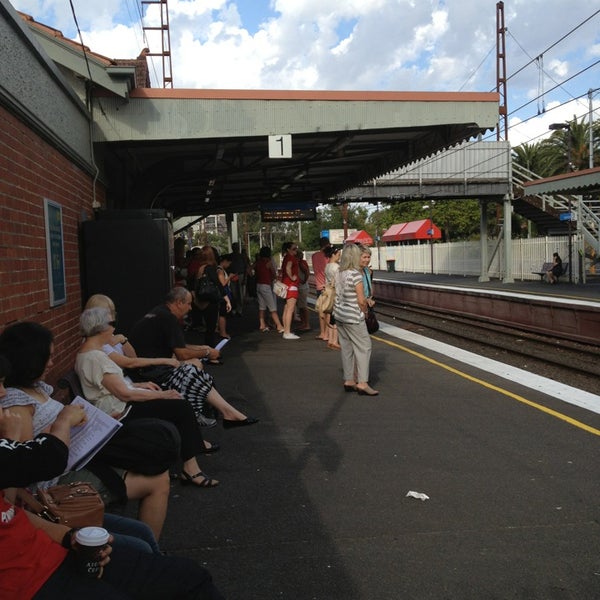 Ivanhoe Station Train Station