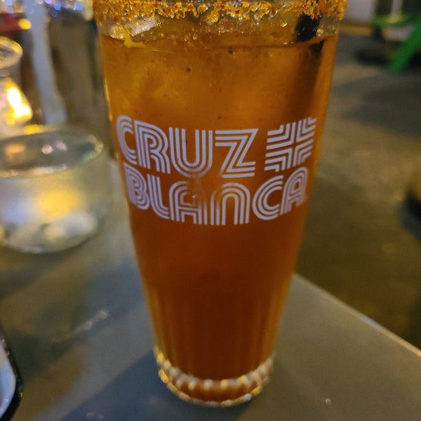 Das Foto wurde bei Cruz Blanca Brewery &amp; Taquería von Jeralyn M. am 6/17/2022 aufgenommen