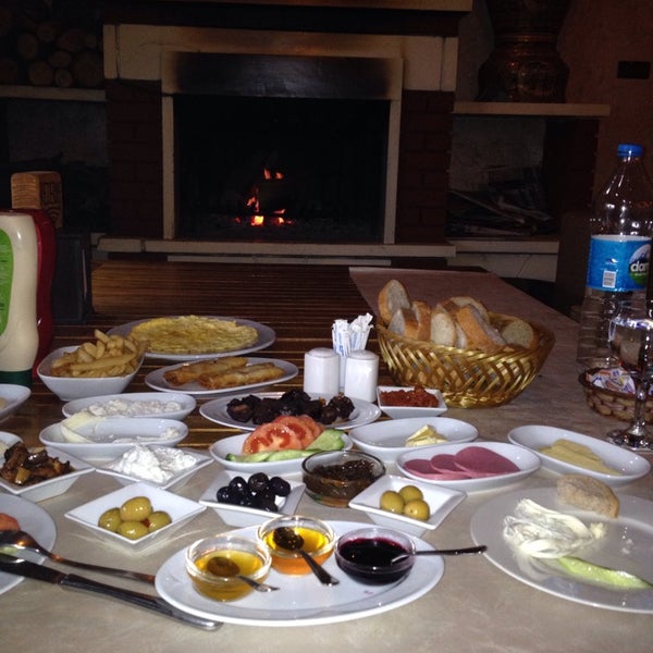 Das Foto wurde bei Noname Cafe Restaurant von Ergin Ö. am 11/30/2014 aufgenommen