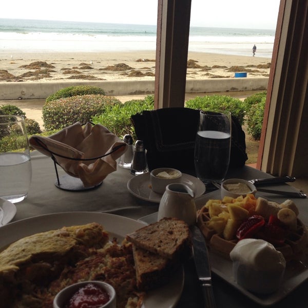 Foto diambil di Shores Restaurant oleh Nasser pada 3/2/2014