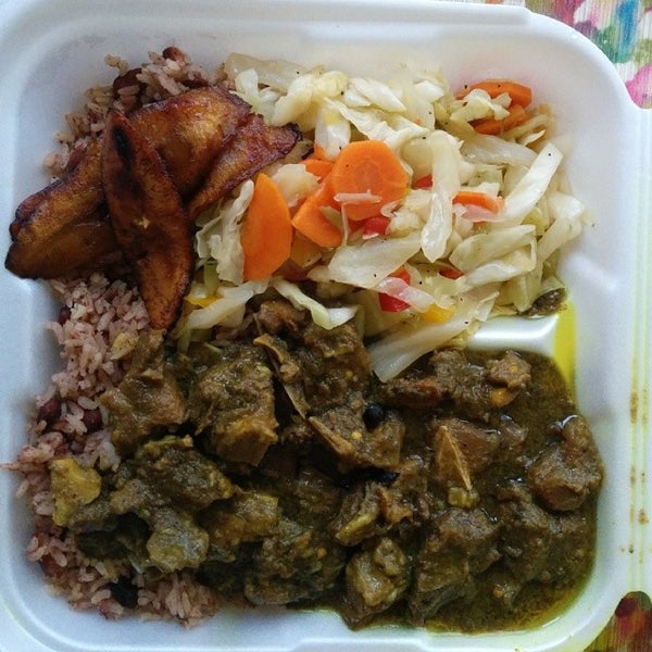 Foto diambil di Wi Jammin Caribbean Restaurant oleh Jax A. pada 6/7/2014