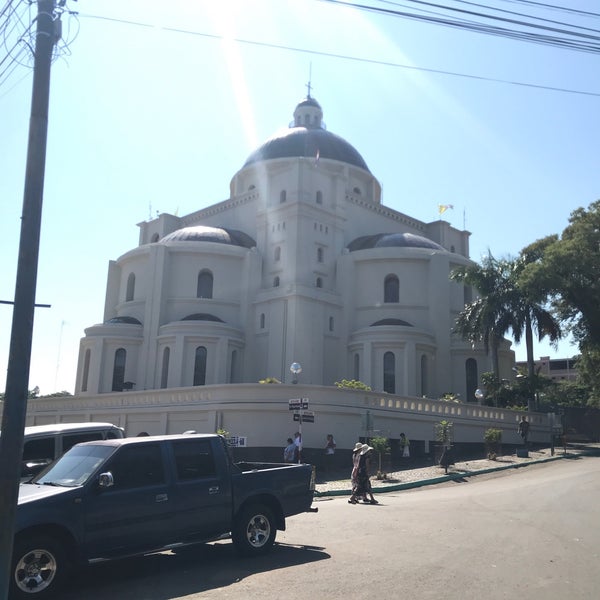 Foto scattata a Basílica de la Virgen de Caacupé da Eliana A. il 2/4/2018