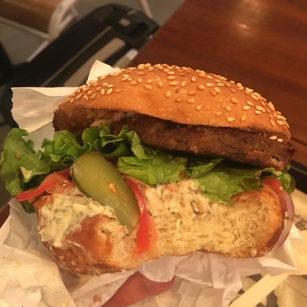 Vegan burger here was amazing. When I saw the patty to salad ratio I wasn’t impressed, however the patty tasted amazing and the sauce was SO good. Definitely worth visiting in Paris!