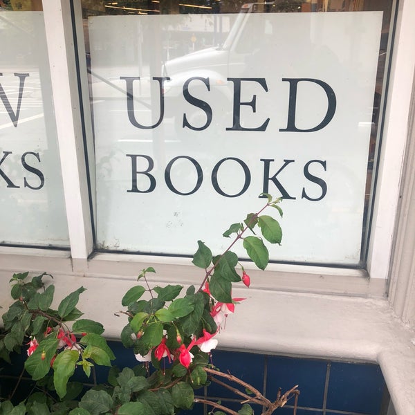 7/3/2018에 Nav S.님이 Bookshop Santa Cruz에서 찍은 사진