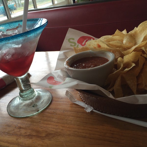 Photo taken at Chili&#39;s Grill &amp; Bar by Mario M. on 3/25/2016