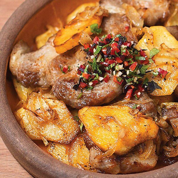Оджахури по-мегрельски — это жареное мясо с картошечкой и специями. Отличный выбор для сытного обеда! Мы готовим это блюдо из сочной свинины или нежной телятины, как гостю больше нравится.