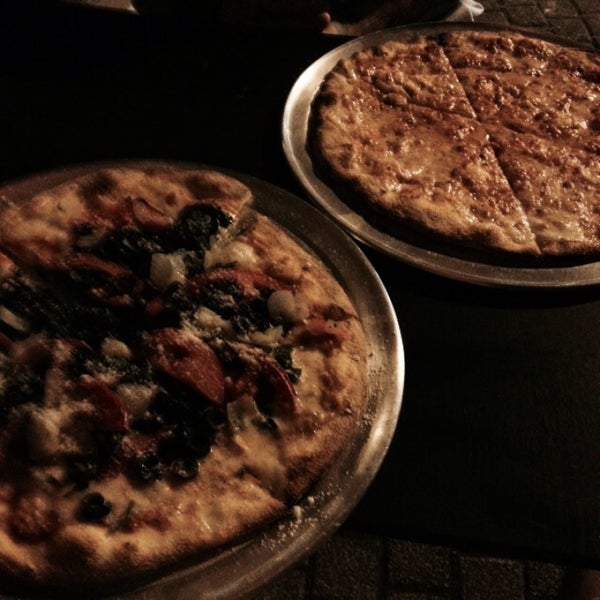 Foto diambil di Pizza Moda oleh Yakup G. pada 8/7/2015