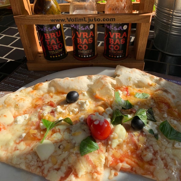 10/5/2019 tarihinde Josip G.ziyaretçi tarafından Pizza@Kavica Duksa'de çekilen fotoğraf