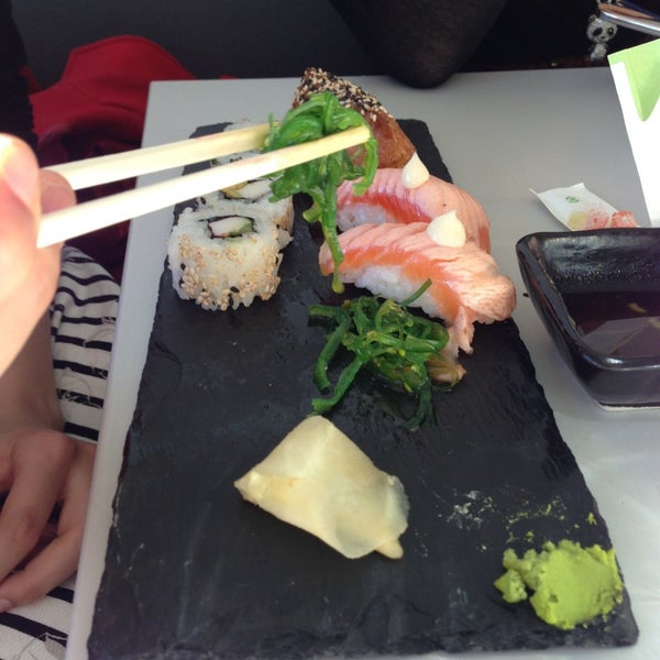 รูปภาพถ่ายที่ Sushi&#39;N&#39;Roll โดย Markus H. เมื่อ 3/7/2013