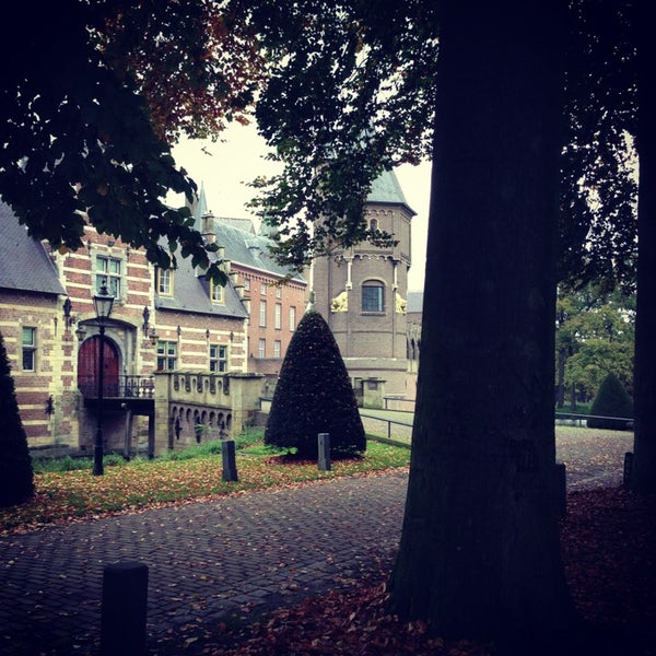 Photo taken at Kasteel Heeswijk by Remco v. on 10/25/2013