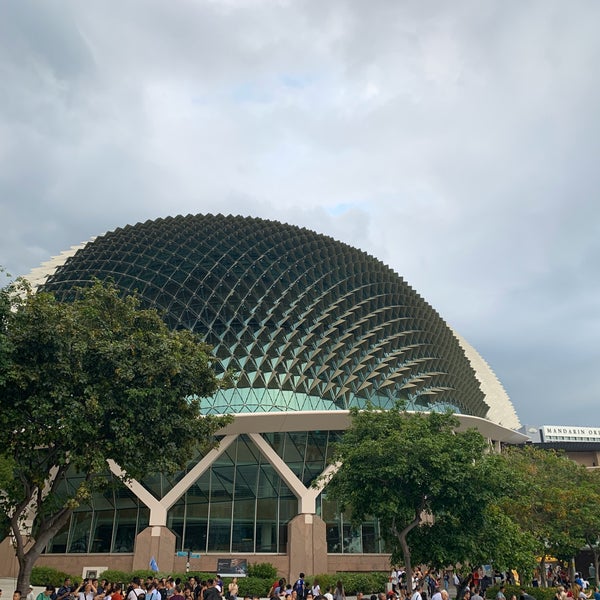 Photo taken at Esplanade - Theatres On The Bay by Uschi D. on 10/27/2019