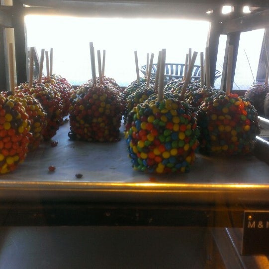 Photo taken at Amy&#39;s Candy Kitchen &amp; Gourmet Caramel Apples by Tracy W. on 8/23/2013
