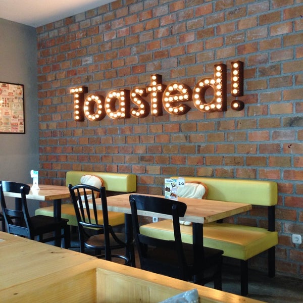 รูปภาพถ่ายที่ Toasty Eatery โดย Adi H. เมื่อ 11/28/2013