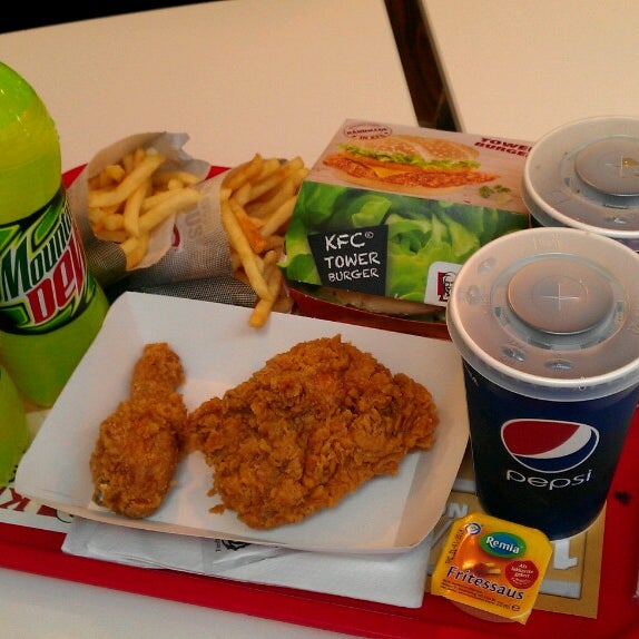 Снимок сделан в KFC пользователем Jecepede &. 5/4/2013