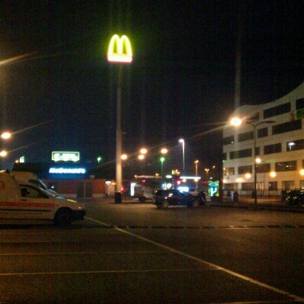 รูปภาพถ่ายที่ McDonald&#39;s โดย Jecepede &. เมื่อ 11/13/2012