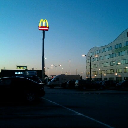 รูปภาพถ่ายที่ McDonald&#39;s โดย Jecepede &. เมื่อ 1/30/2013