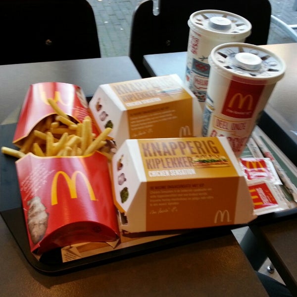 รูปภาพถ่ายที่ McDonald&#39;s โดย Jecepede &. เมื่อ 3/9/2014