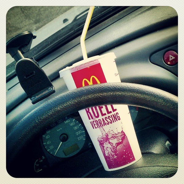 รูปภาพถ่ายที่ McDonald&#39;s โดย Jecepede &. เมื่อ 7/11/2013