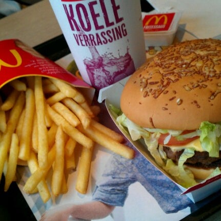 รูปภาพถ่ายที่ McDonald&#39;s โดย Jecepede &. เมื่อ 10/20/2012