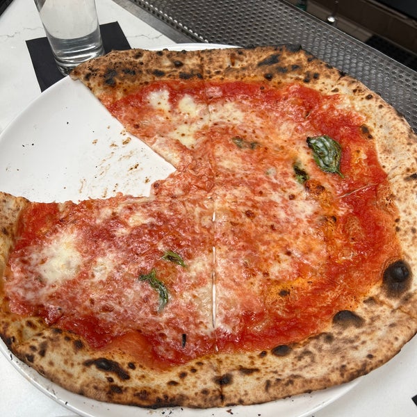 Foto tirada no(a) L’Antica Pizzeria da Michele por sheila w. em 4/17/2022