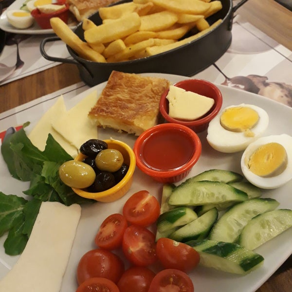 Photo prise au Güzelyurt Dilek Pasta &amp; Cafe Restaurant par Havva B. le3/23/2019