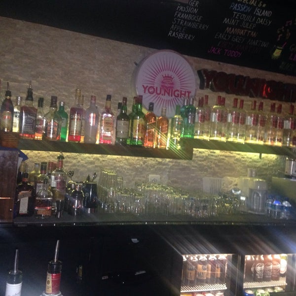 รูปภาพถ่ายที่ Arasta Bar &amp; Restaurant โดย Korhan A. เมื่อ 12/18/2014