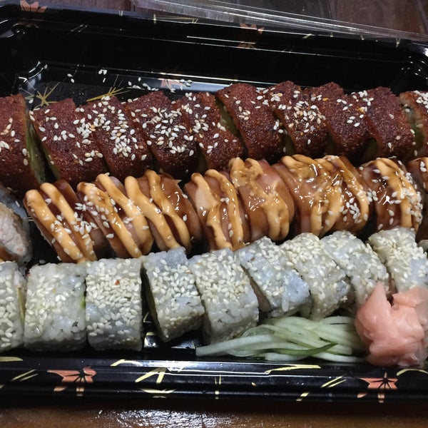 4/22/2015 tarihinde Jen C.ziyaretçi tarafından Sushi King'de çekilen fotoğraf