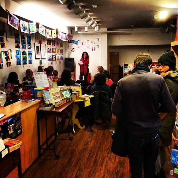 Foto scattata a Word Up: Community Bookshop/Libreria da Fred A. il 1/11/2014